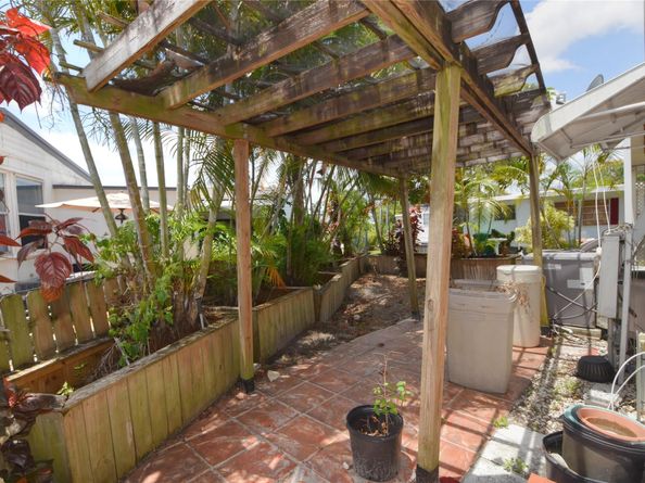 8608 SW 17th St, Davie FL 33324