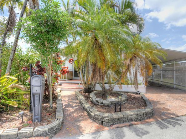 8608 SW 17th St, Davie FL 33324