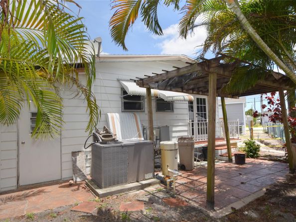 8608 SW 17th St, Davie FL 33324
