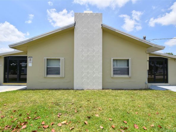 8608 SW 17th St, Davie FL 33324
