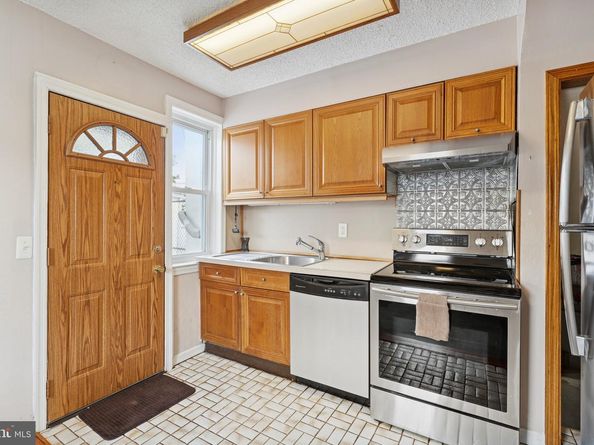 8613 Lykens Lane, Philadelphia PA 19128