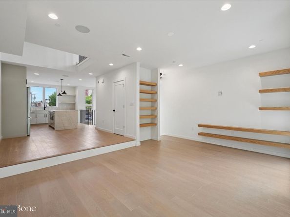 614 N Brenna Walk, Philadelphia PA 19123