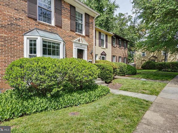 226 Commons Drive NW, Vienna VA 22180