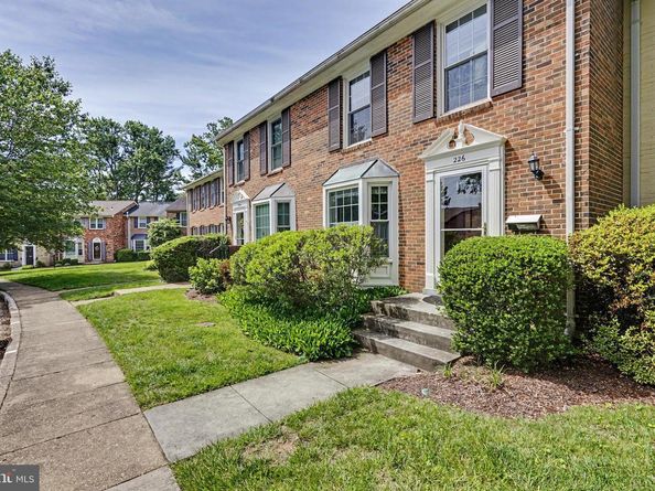 226 Commons Drive NW, Vienna VA 22180
