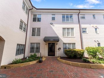 3201 8TH Street SE