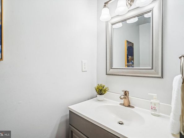 24 S Abingdon Street, Arlington VA 22204