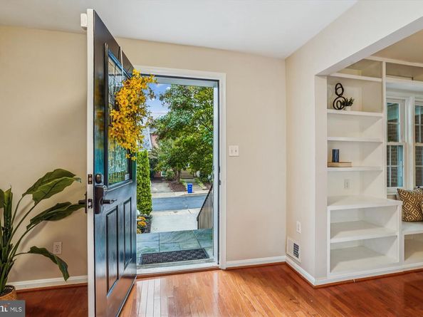 24 S Abingdon Street, Arlington VA 22204