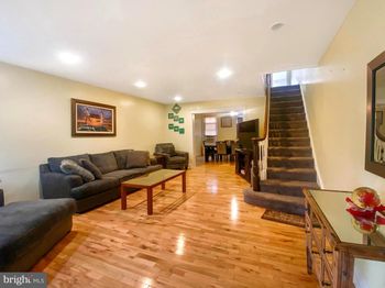 2104 W Cheltenham Avenue