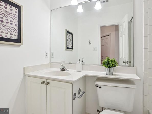 4691 Longstreet Lane 202, Alexandria VA 22311
