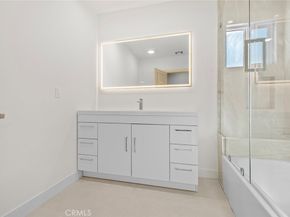 6820 Encino Avenue, Van Nuys CA 91406