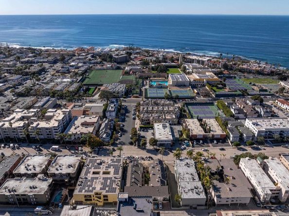 7585 Eads A, La Jolla CA 92037