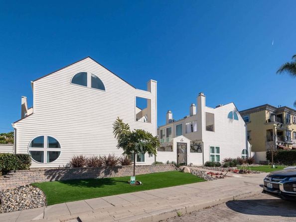 7585 Eads A, La Jolla CA 92037