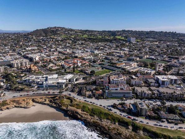 7585 Eads A, La Jolla CA 92037