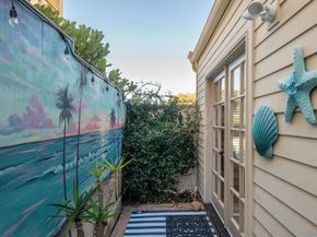 7585 Eads A, La Jolla CA 92037