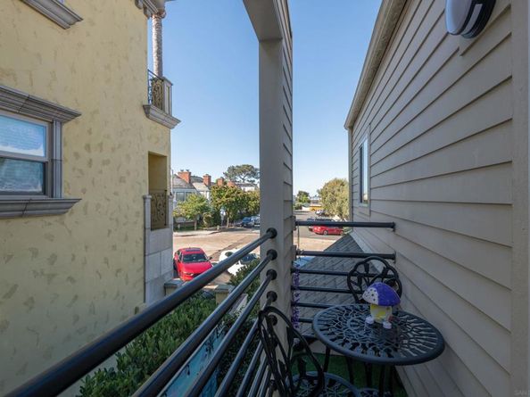 7585 Eads A, La Jolla CA 92037