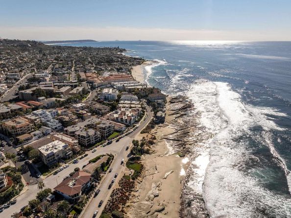 7585 Eads A, La Jolla CA 92037