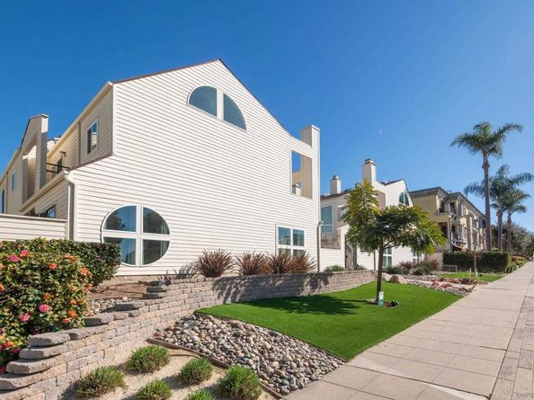 7585 Eads A, La Jolla CA 92037