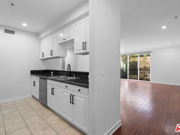 1401 S St Andrews Place 201, Los Angeles CA 90019