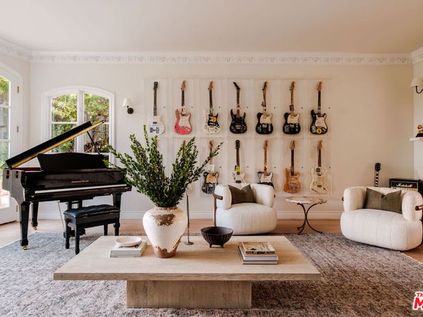 18875 Pasadero Drive, Tarzana CA 91356