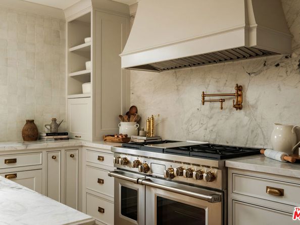 18875 Pasadero Drive, Tarzana CA 91356