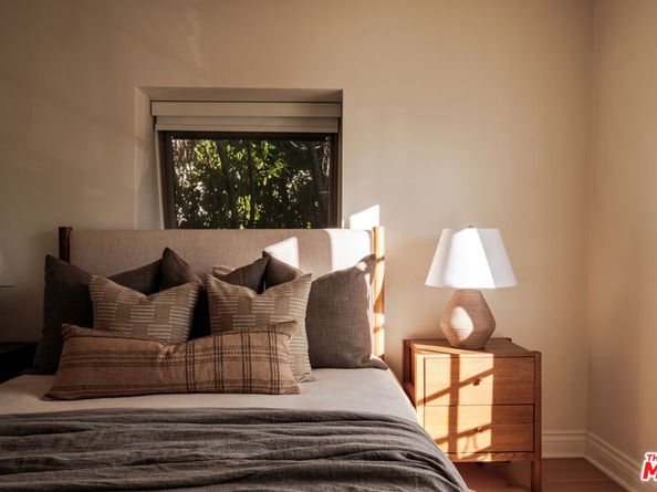 18875 Pasadero Drive, Tarzana CA 91356