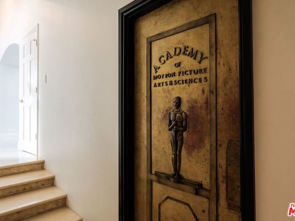 18875 Pasadero Drive, Tarzana CA 91356