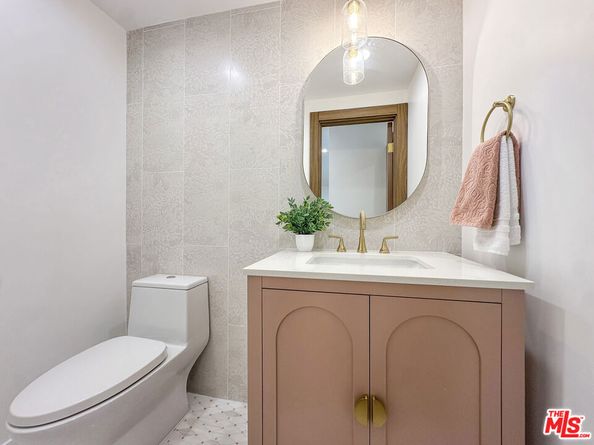 5810 S Halm Avenue, Los Angeles CA 90056