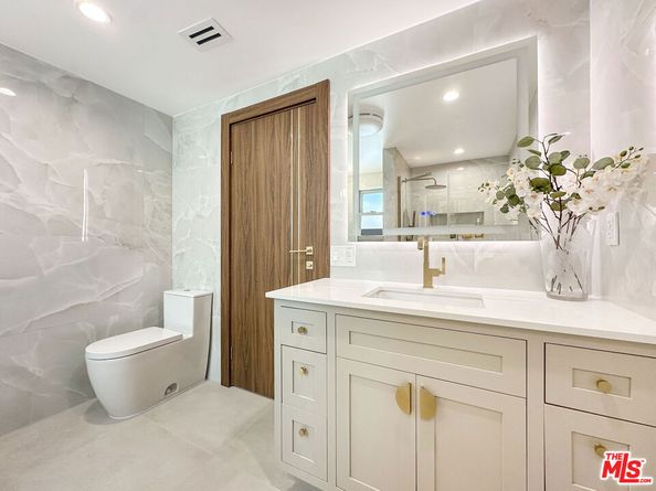 5810 S Halm Avenue, Los Angeles CA 90056