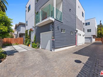 4457 Rosewood Avenue