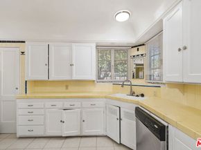 3932 6th Avenue, Los Angeles CA 90008