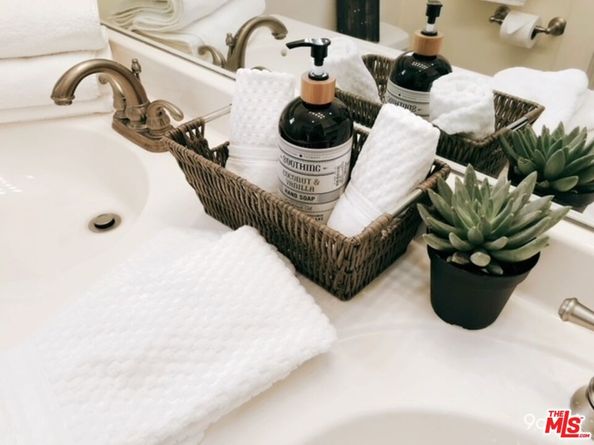 2005 N Beachwood Drive, Los Angeles CA 90068