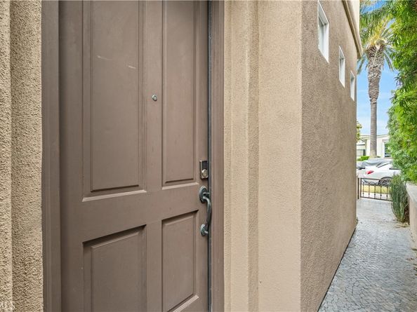 513 Pecan Ave, Huntington Beach CA 92648