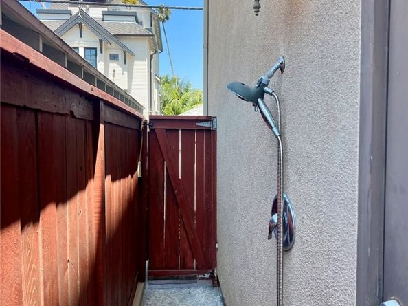 513 Pecan Ave, Huntington Beach CA 92648