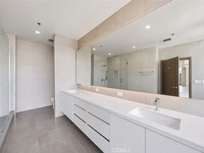 1111 S Grand Avenue PH 5, Los Angeles CA 90015