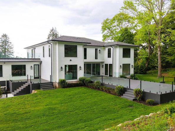 28 Rolling Hill Road, Old Westbury NY 11568