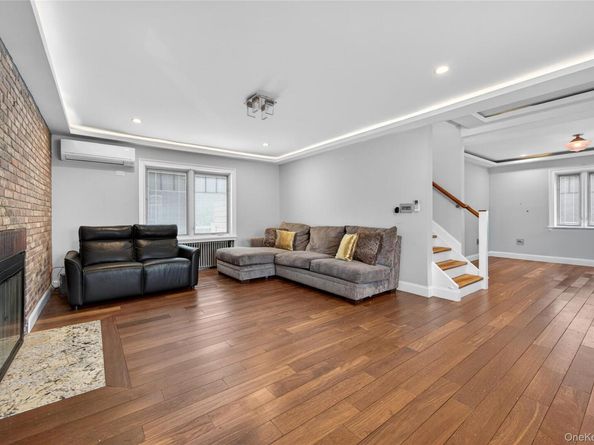 161 Greenway W, New Hyde Park NY 11040