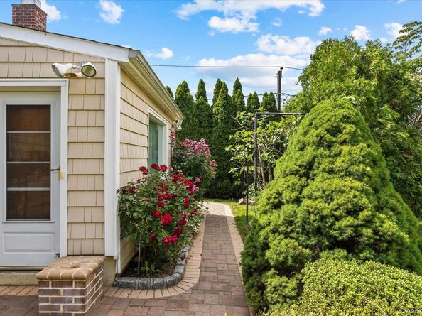 228 Robby Lane, Manhasset Hills NY 11040