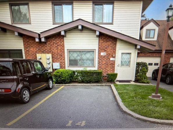 14 Cambridge Drive W, Copiague NY 11726