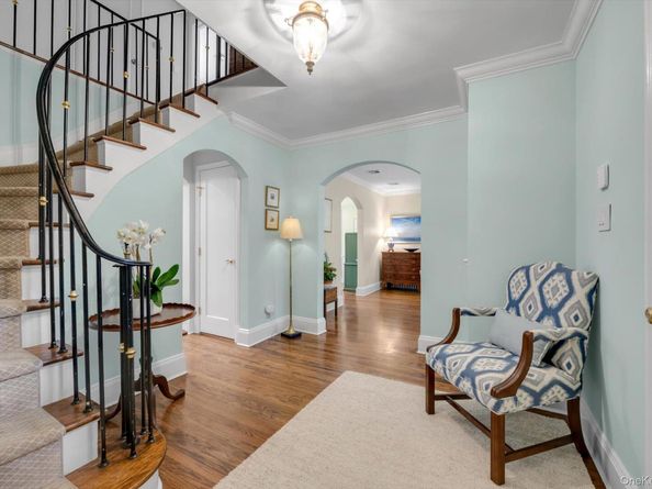 6 Crowntop Road, Manhasset NY 11030