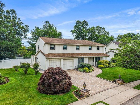 10 Clemson Lane, Woodbury NY 11797