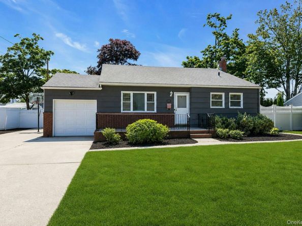 29 Edgewater Avenue, Bayport NY 11705