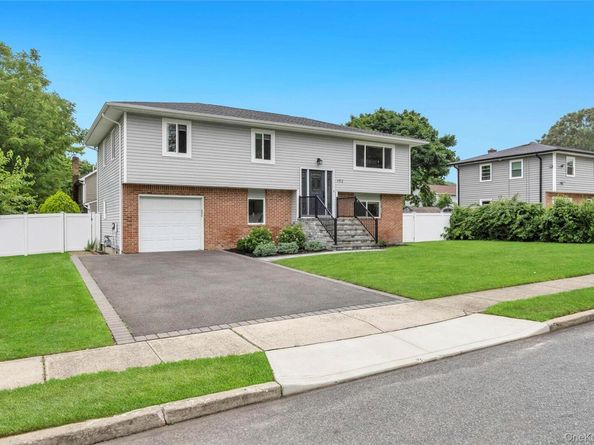 192 N 21st Street, Wheatley Heights NY 11798