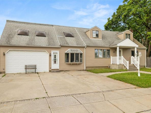 947 N Park Avenue, Massapequa NY 11758