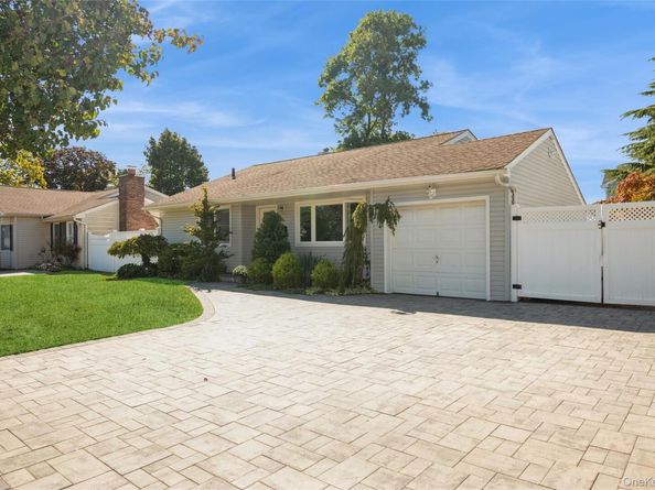 18 Lois Lane, Farmingdale NY 11735