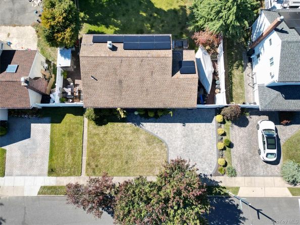 18 Lois Lane, Farmingdale NY 11735