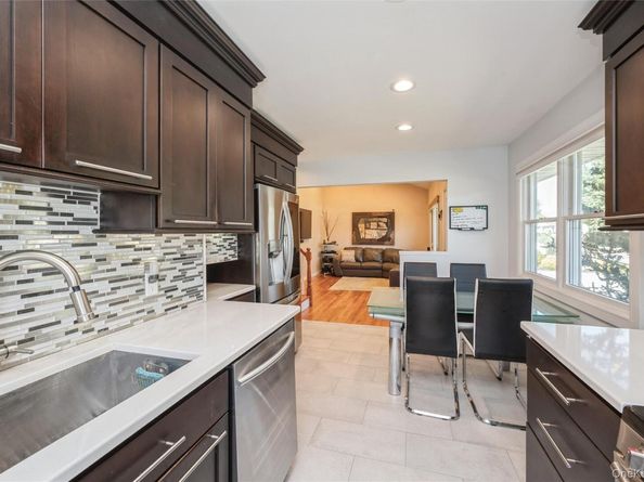 18 Lois Lane, Farmingdale NY 11735