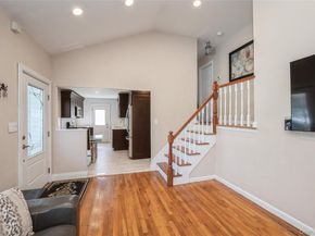 18 Lois Lane, Farmingdale NY 11735