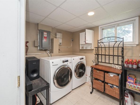 18 Lois Lane, Farmingdale NY 11735
