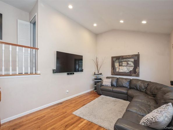 18 Lois Lane, Farmingdale NY 11735