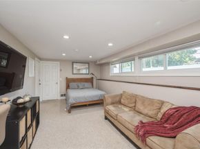 18 Lois Lane, Farmingdale NY 11735